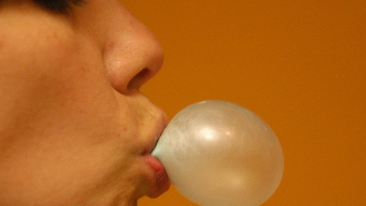 ¿Cuáles son ventajas y desventajas de masticar chicle?