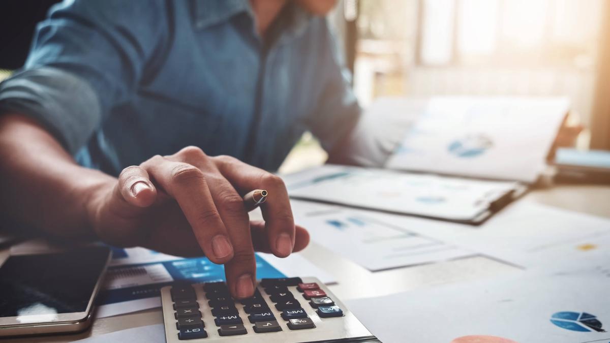 Los malos hábitos de dinero que están dejando en bancarrota a los baby boomers en Estados Unidos