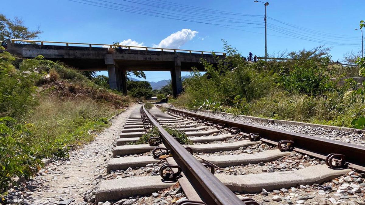 De película: la arrolló el tren en Nueva Jersey, pero pudo salir de las vías arrastrándose