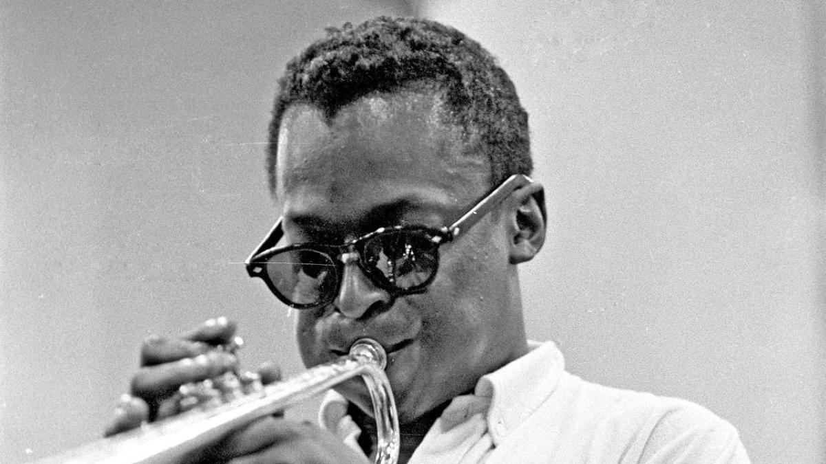 Miles in France: lanzan una colección de Miles Davis con más de cuatro horas de música inédita