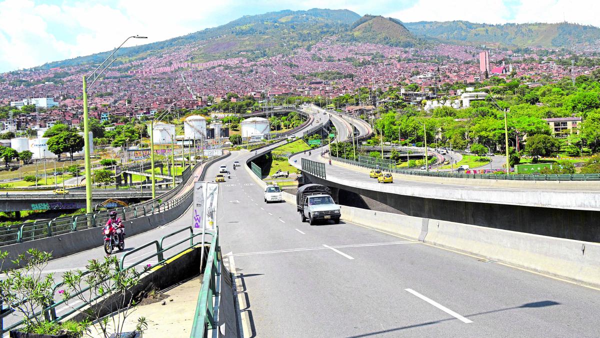 Por bandera del Eln y riesgo de explosivos cerraron por varias horas el puente de la Madre Laura, en Medellín 