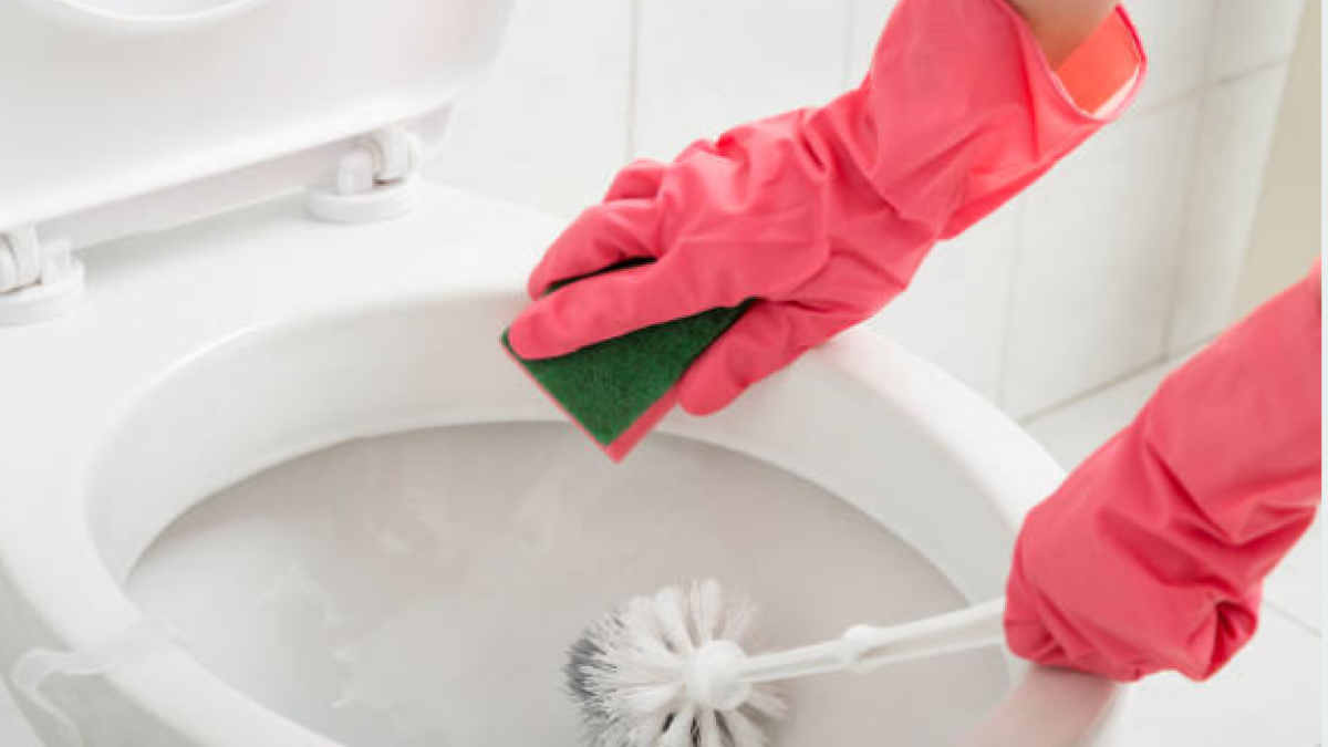 Cómo blanquear el inodoro y quitarle las manchas amarillas en 10 minutos: la mezcla perfecta para lograrlo