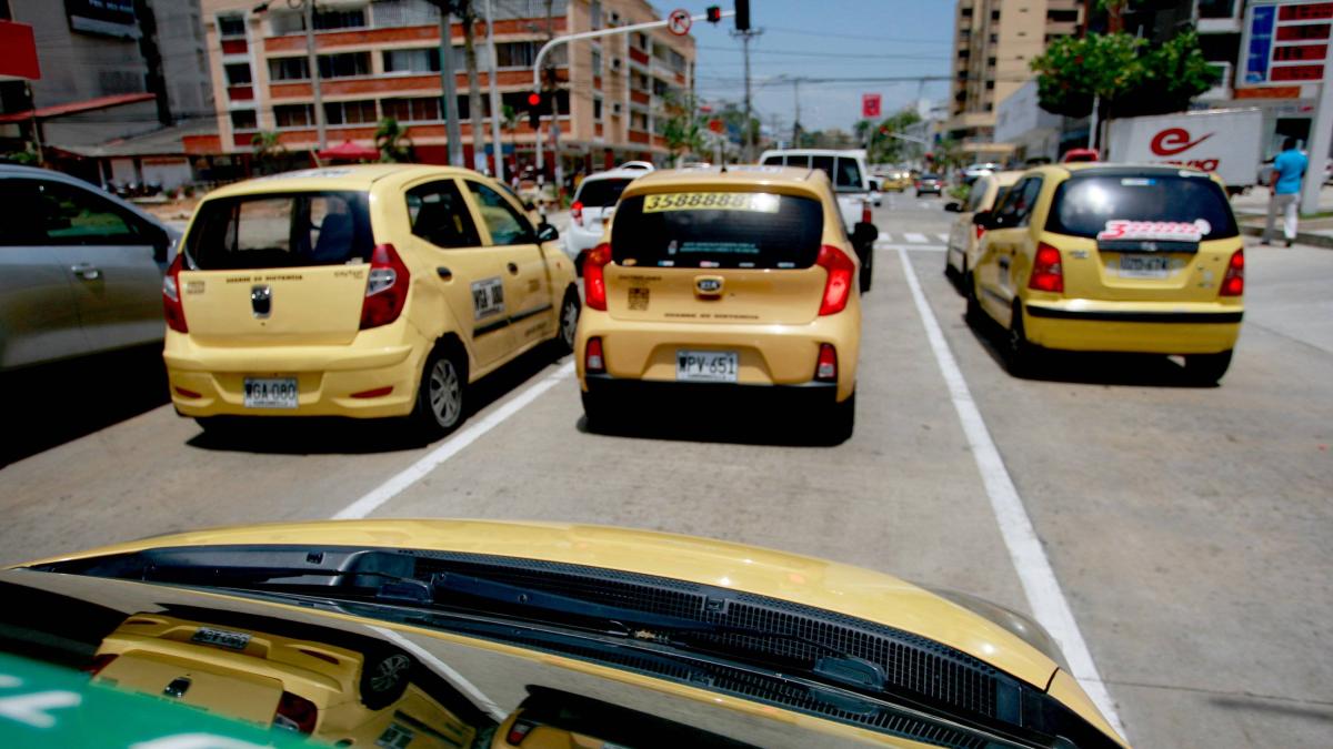 EN VIVO paro de taxistas en Bogotá: policías custodian principales vías en la capital