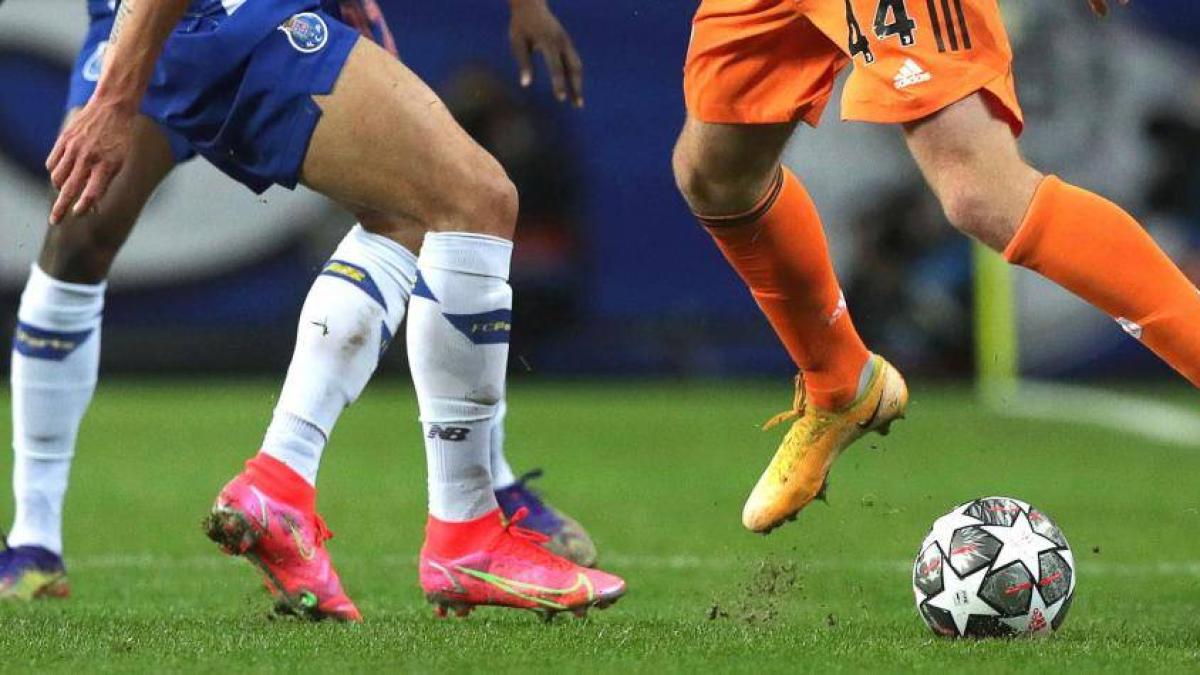 Escándalo en Europa por futbolistas que hacen huelga y se niegan a jugar porque despidieron a su técnico