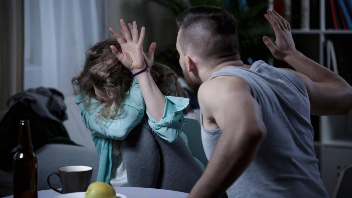 Florida bajo la lupa: seis formas en que el sistema de seguridad pública falla a víctimas de violencia doméstica
