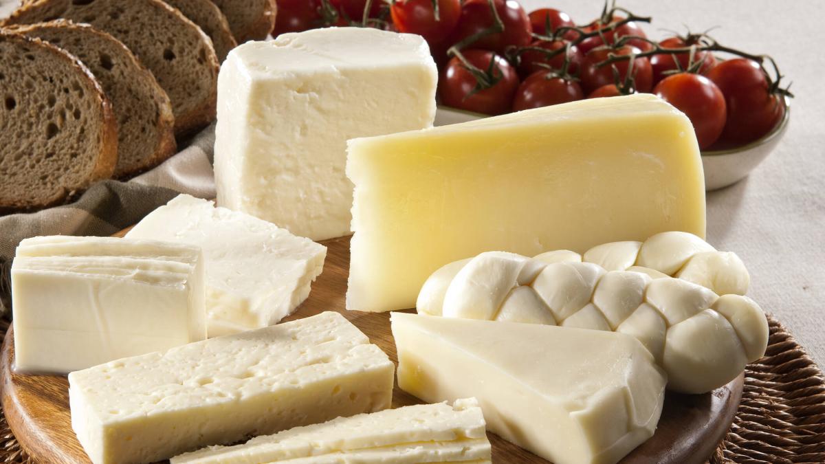 Los efectos en el cerebro de comer queso, según un neurólogo: no todos traen beneficios en la memoria y la función cognitiva