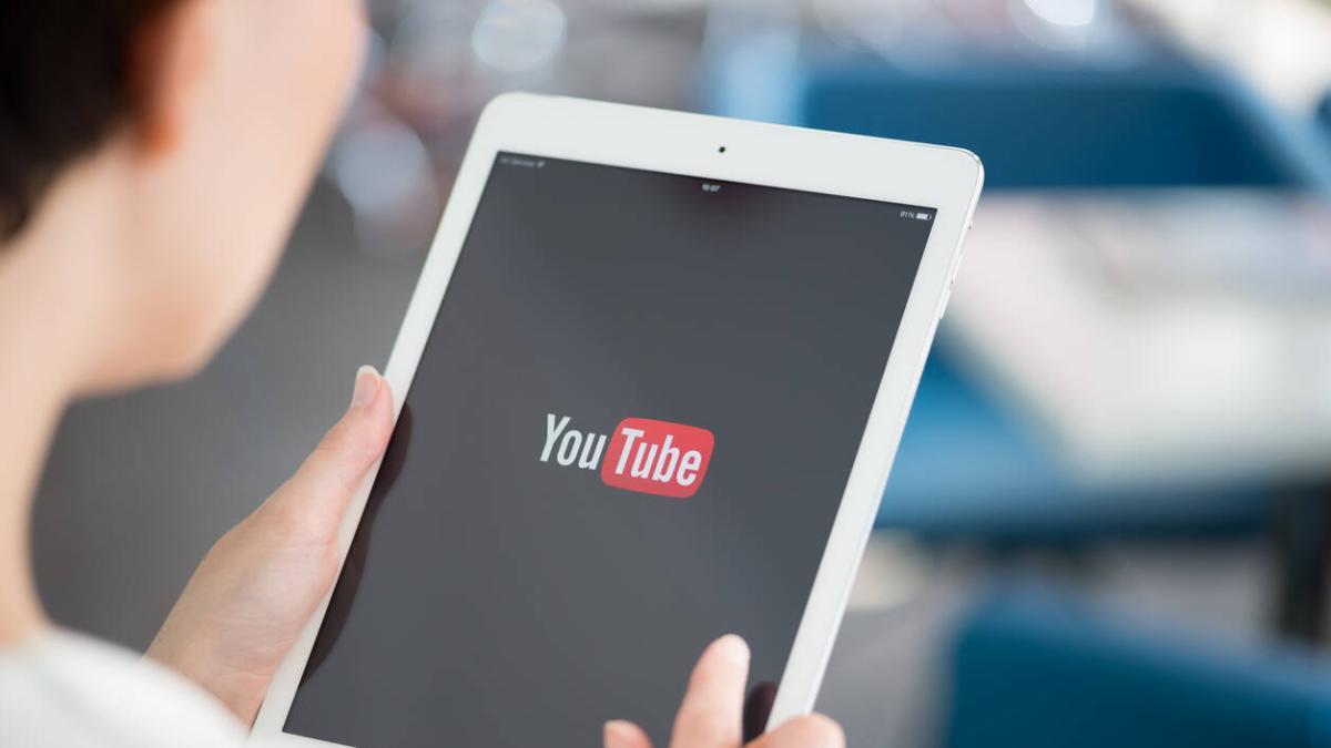 YouTube lanza su 'chatbot' conversacional, que responde a preguntas sobre el contenido de los videos, en Estados Unidos