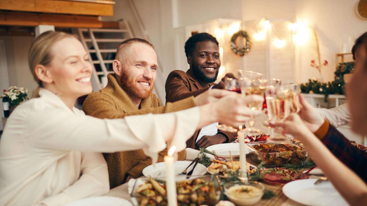 Comer seguido con amigos y familiares trae grandes beneficios a la salud mental, revela estudio científico