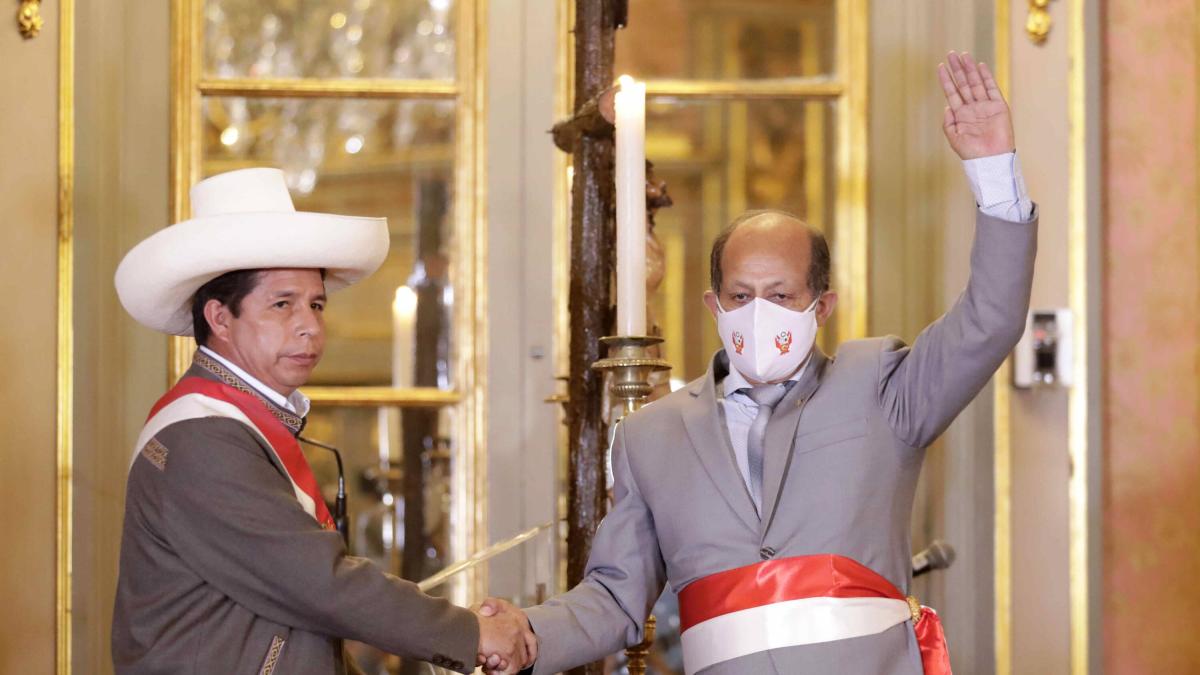 Presidente de Perú remodela gabinete mientras oposición plantea destituirlo
