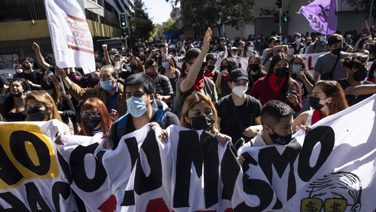 Chile: nuevos disturbios con estudiantes bloquean el centro de Santiago