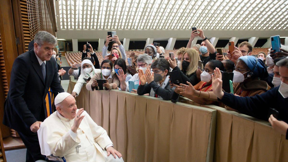 Papa Francisco confesó que ora diariamente por un policía colombiano que conoció en su visita al país