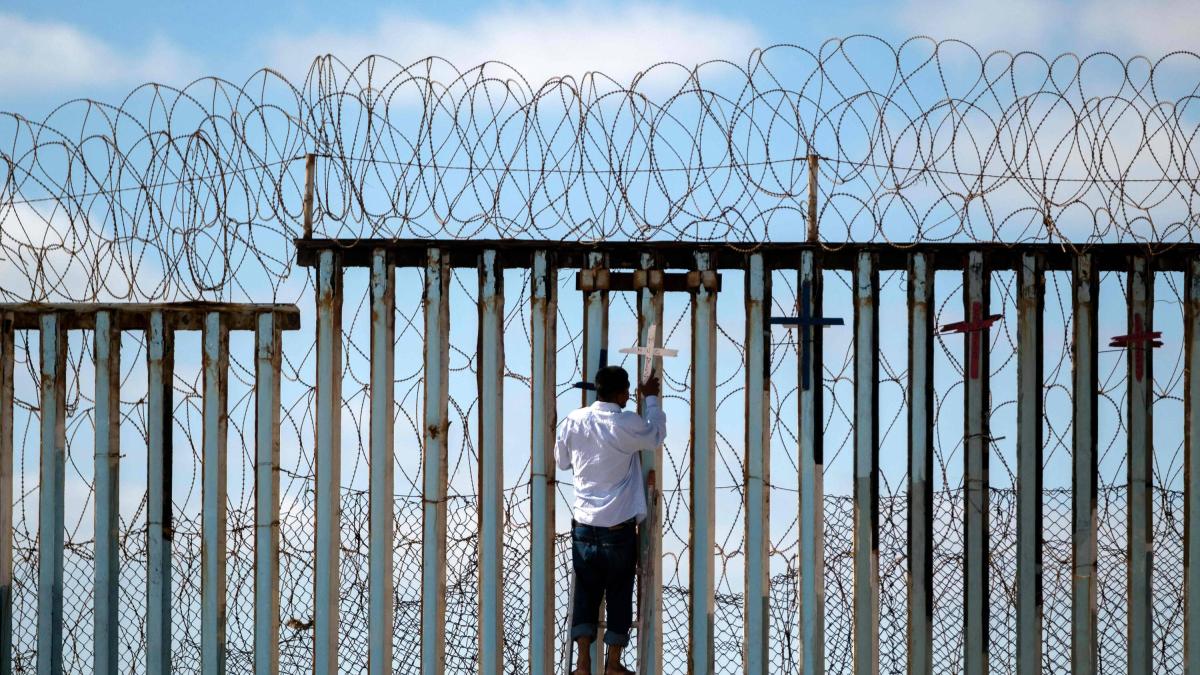 ¿Cuál es la diferencia entre la salida voluntaria y la autodeportación para un migrante en Estados Unidos?