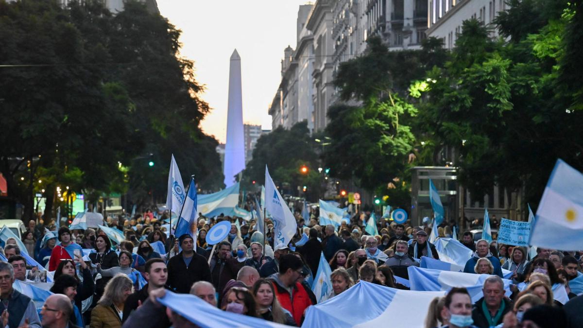 El presidente de Argentina, Javier Milei, veta leyes que disponen un aumento en las jubilaciones y declaran la emergencia en discapacidad