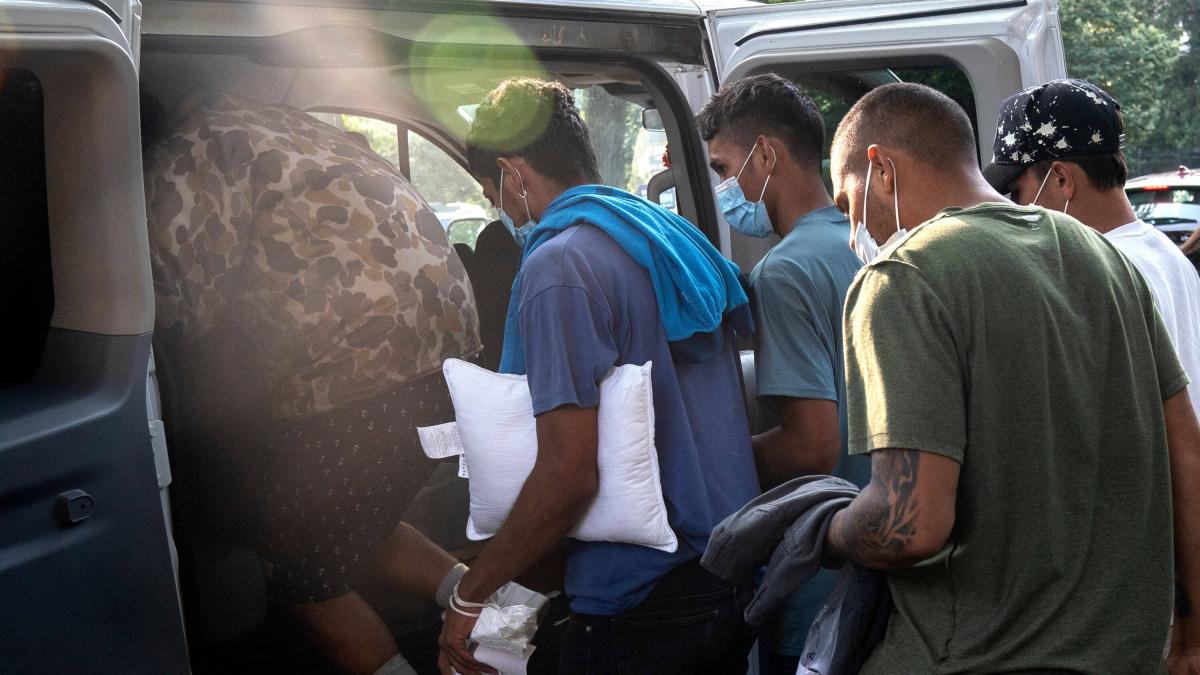 Los migrantes que recibieron visas por ser ‘víctimas’ de Ron DeSantis
