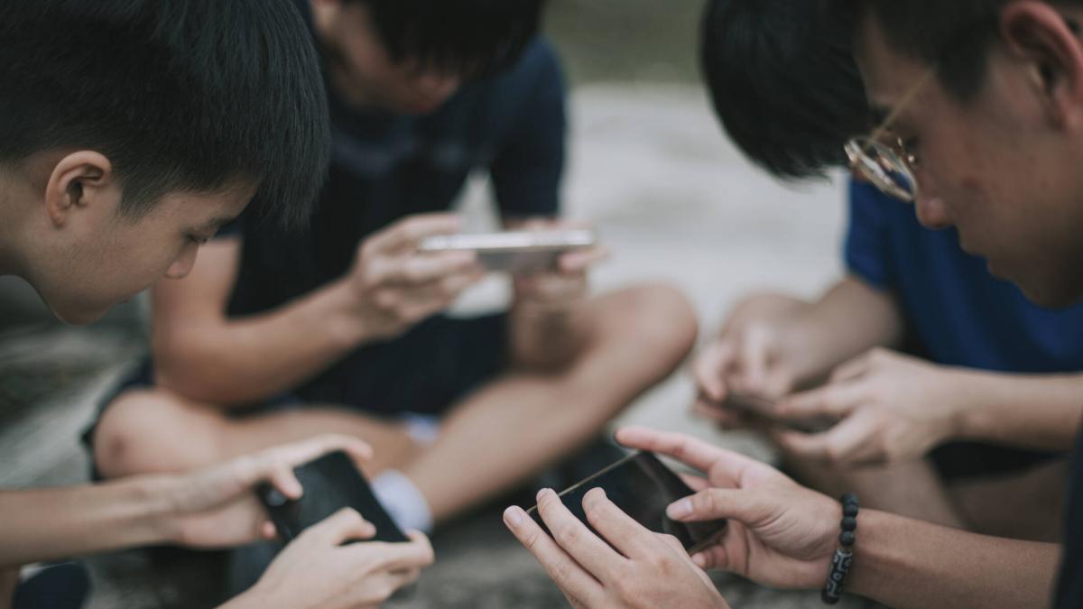 Informe revela cómo usan internet los niños en Colombia: IA, memes y videojuegos