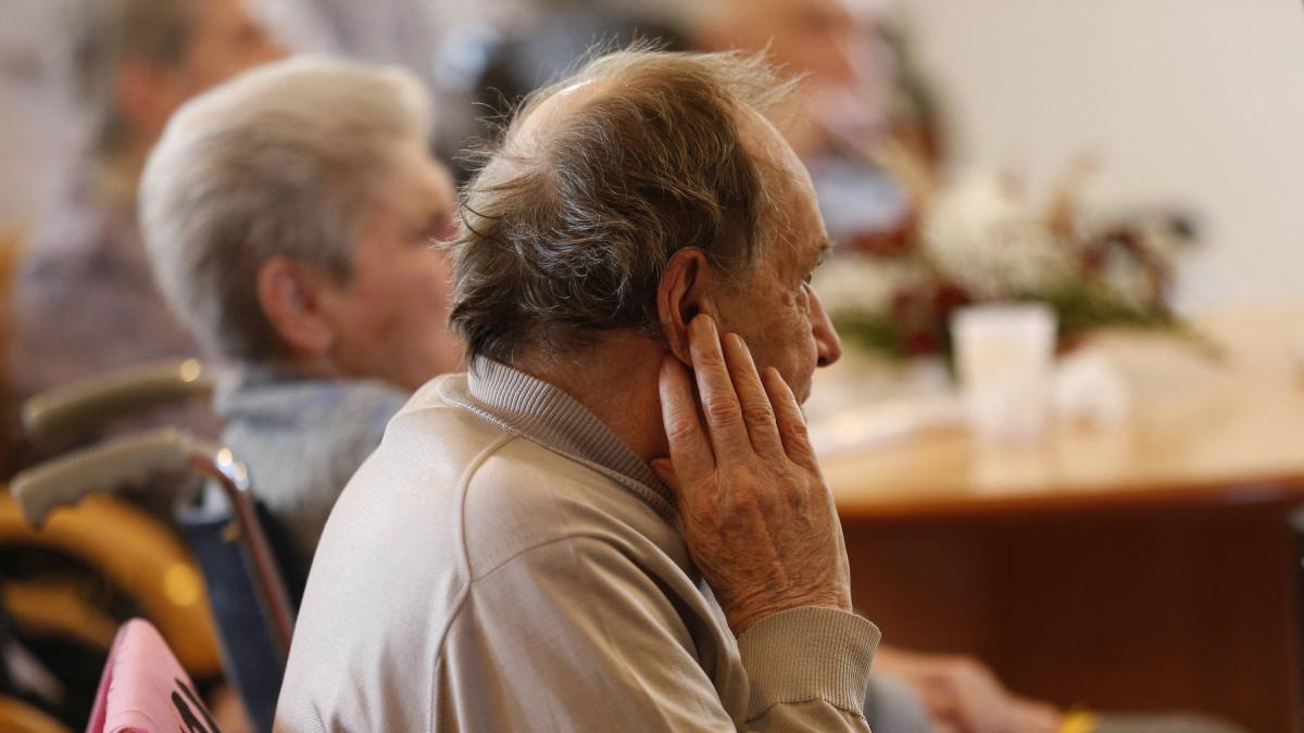 Esta acción común en mucha gente podría ser un síntoma de demencia