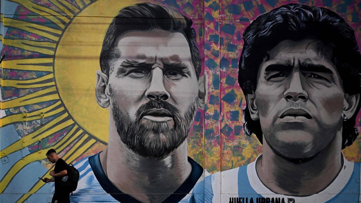 Diego Armando Maradona avec le trophée en finale de Coupe du Monde en