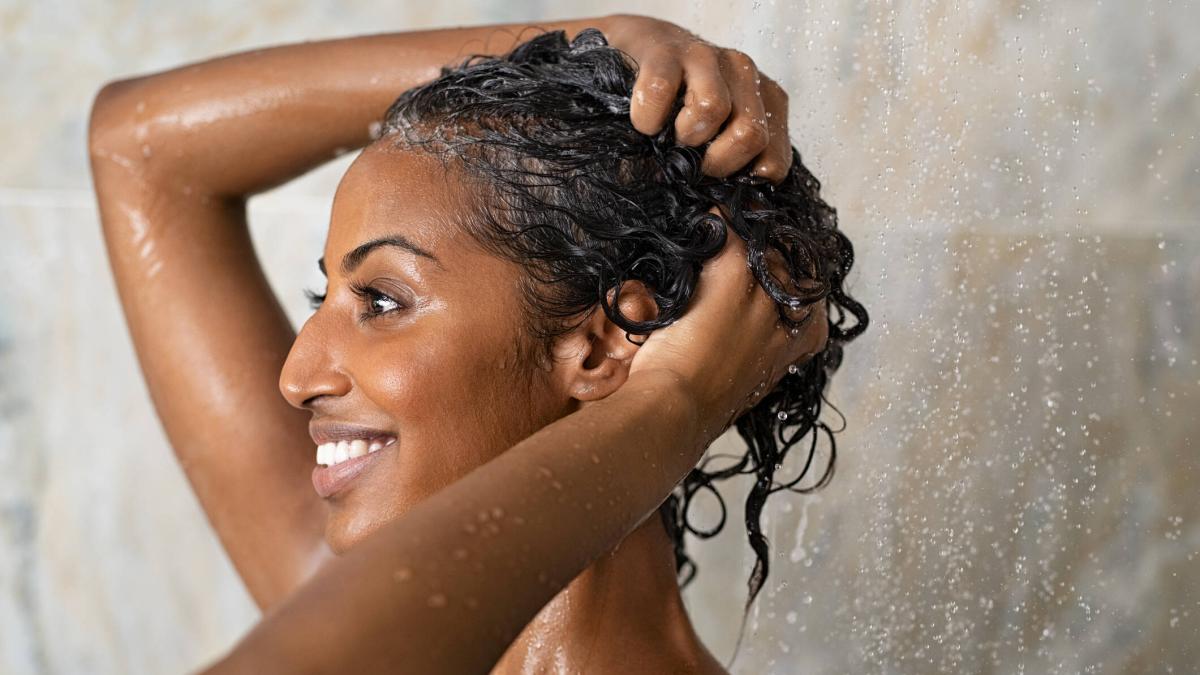 ¿El shampoo provoca caída del cabello? Dermatólogo revela la verdad detrás del mito