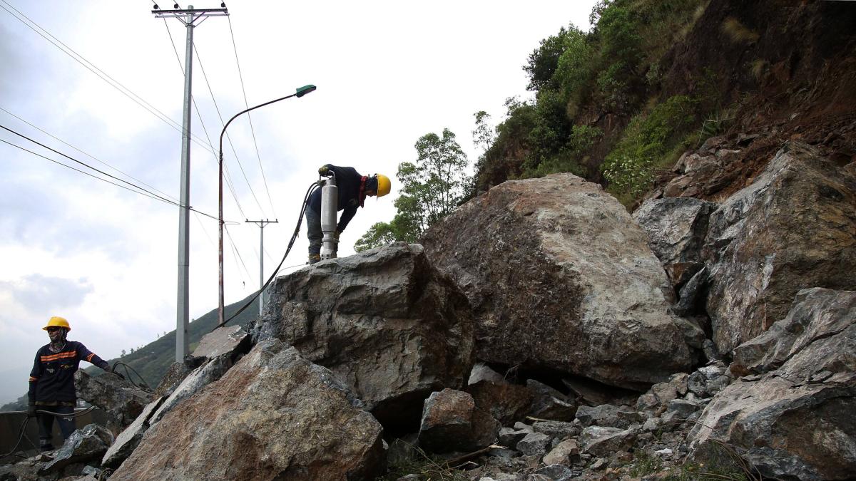 Lucha para demoler enormes rocas que tapan vía a Buenaventura