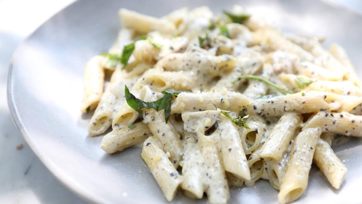Receta para preparar una exquisita pasta al burro con ajo y queso parmesano
