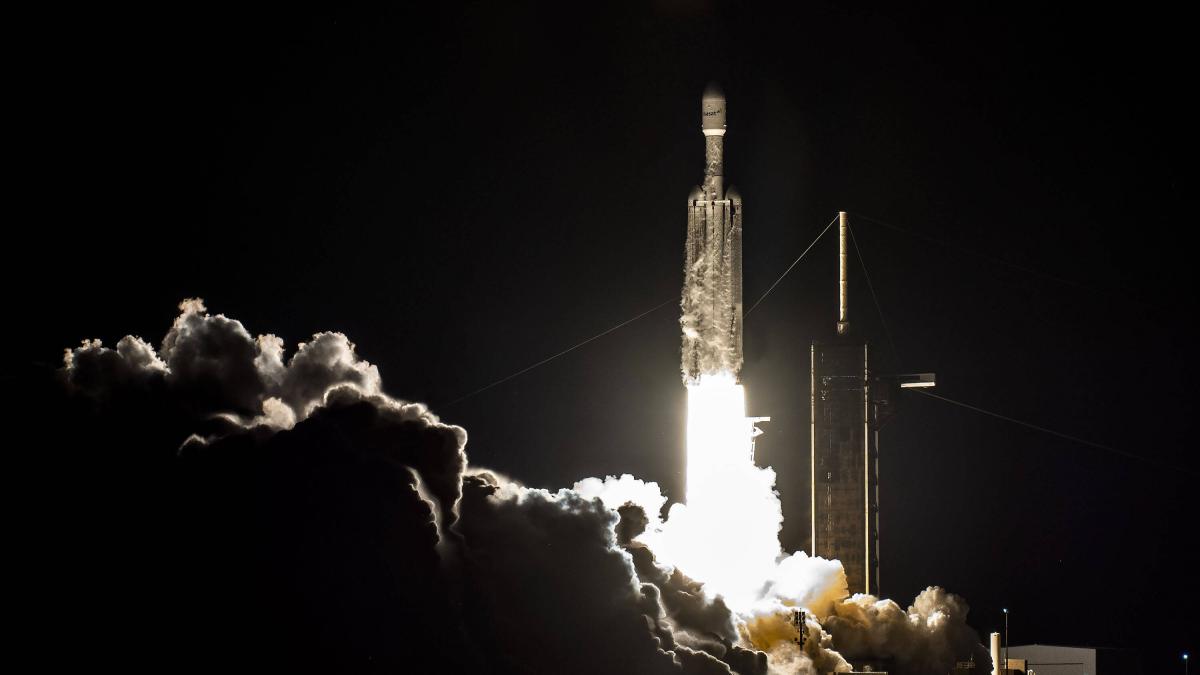SpaceX lanza su cohete Falcon 9 Heavy con el satélite con mayor capacidad