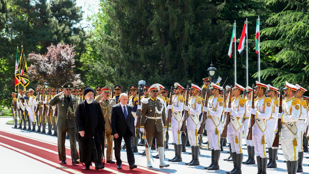 En medio de tensiones con Israel, Irán exhibe poderío militar y presidente habla del ataque del sábado