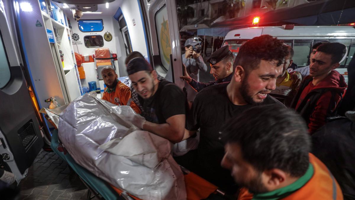 Mueren dos paramédicos palestinos tras bombardeos de Israel; atacaron 50 objetivos de Hamás en toda Gaza