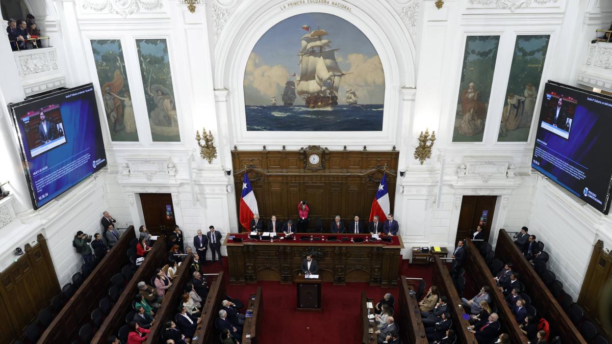Parlamento de Chile alista polémica ley para que seguros de salud paguen millonaria deuda