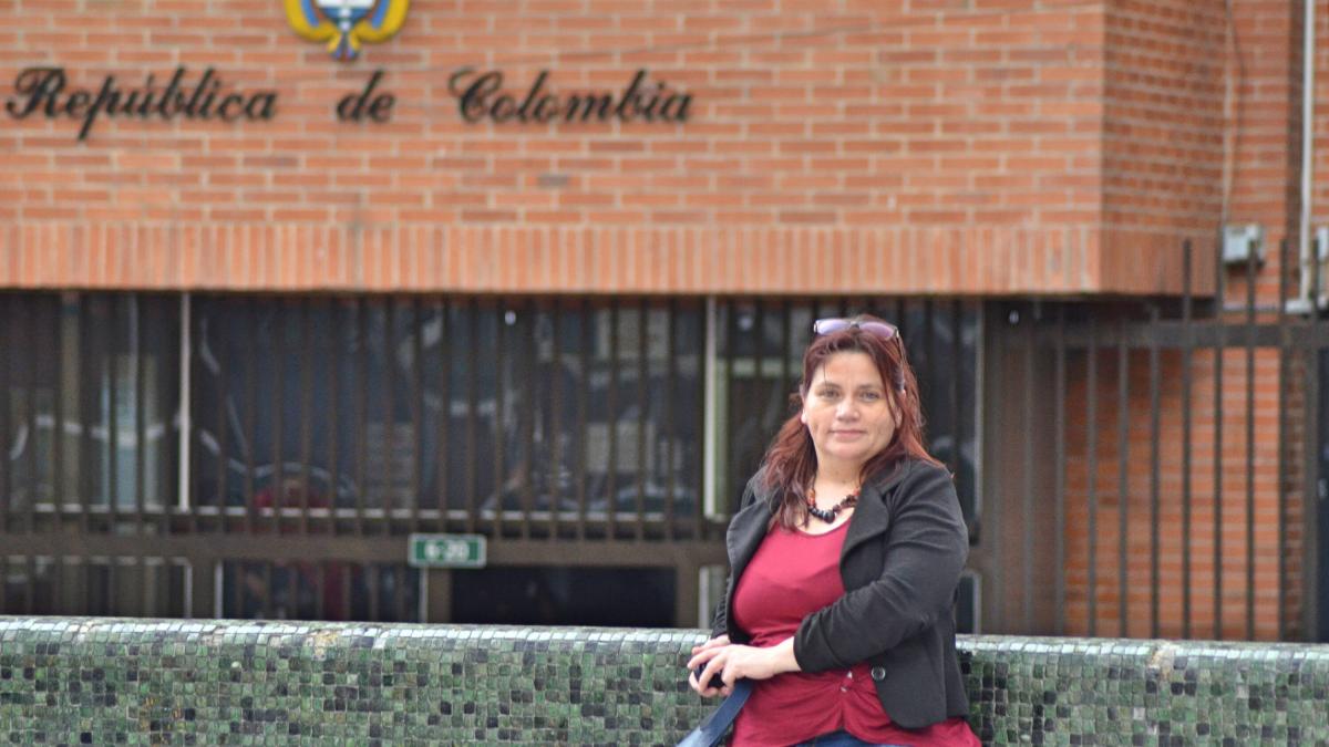 Periodista rechaza que exfuncionario del DAS esté en el Dapre y declina acto de reconocimiento con el presidente