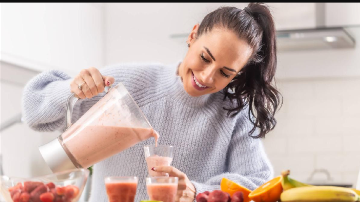 Los beneficios de tomar jugo de arándanos y de naranja en ayunas