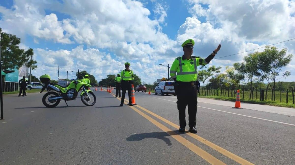 Lo que no debe hacer para que lo multen por irrespetar las líneas amarillas y blancas en las vías