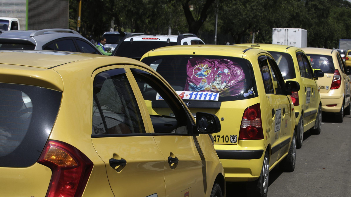 Taxistas en Colombia tendrán nueva aplicación con botón de pánico para mejorar el servicio: así es como funcionará