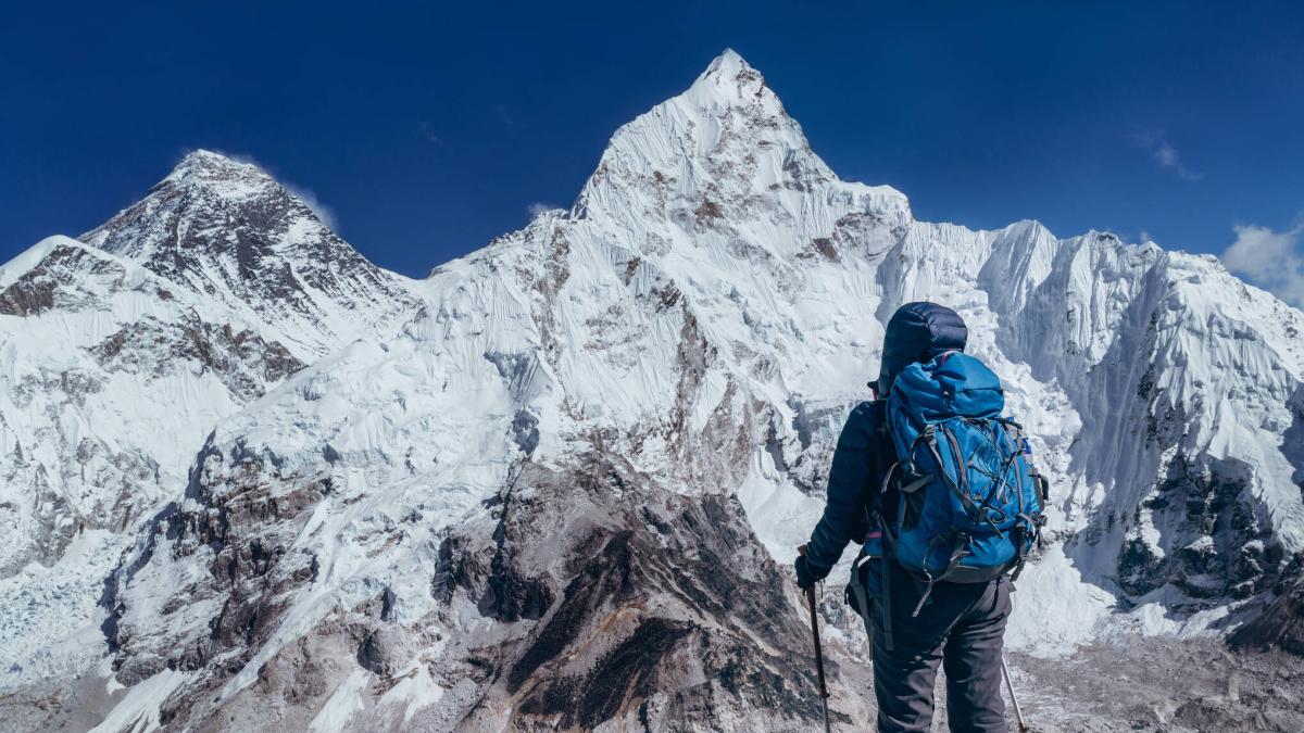 Nepal: justicia ordena limitar permisos de escalada al Everest, según un abogado