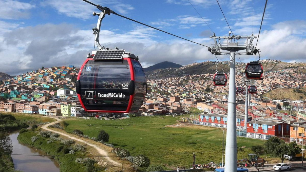 ¿En qué otras zonas de Bogotá se planea hacer cables aéreos para el turismo y la movilidad?