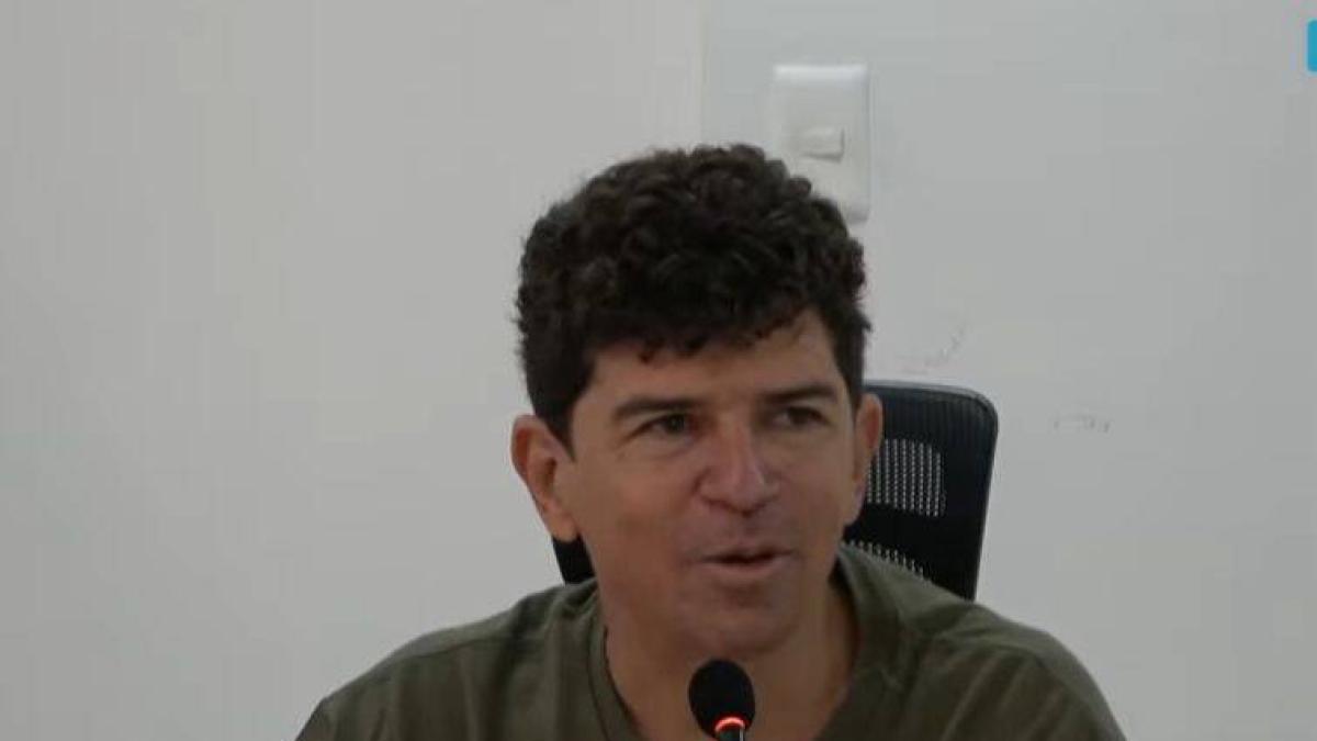 Entre tambores, insultos y protestas: así ha sido la presencia de 'El Mono' Martínez en el Concejo de Santa Marta