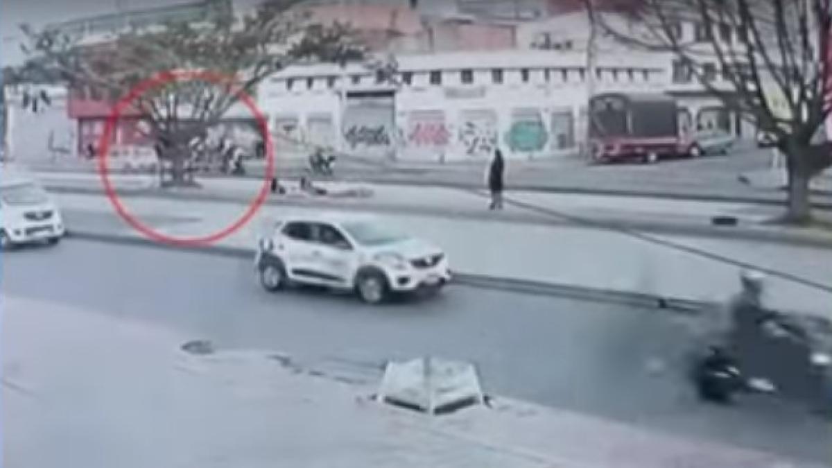 Video | Fatal accidente de ciclista en Bogotá: se cayó por hueco y carro lo atropelló