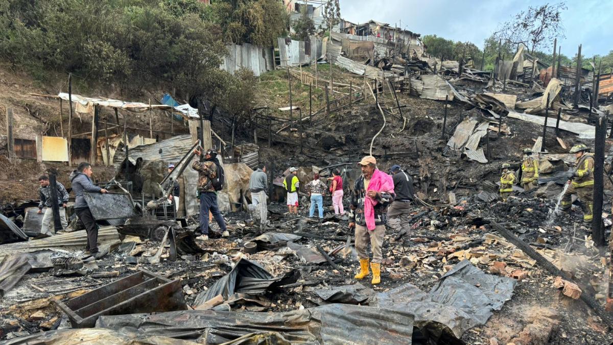 Incendio en la localidad de Santa Fe, en Bogotá, este viernes 8 de marzo