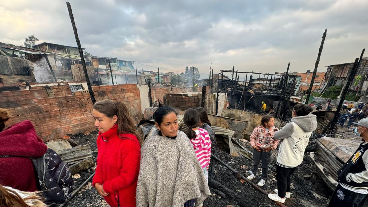 Fotos: triste amanecer del barrio Ramírez tras incendio en Bogotá que acabó con casas