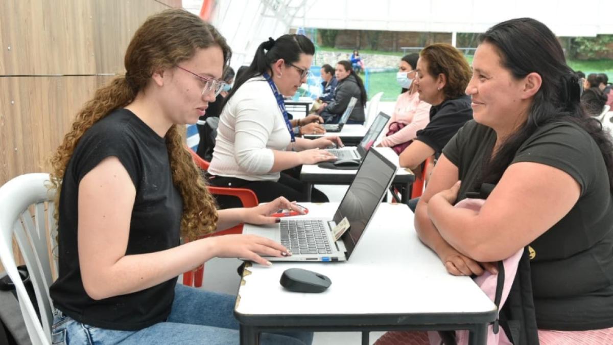 Distrito dice que desempleo de mujeres en Bogotá disminuyó en el último trimestre