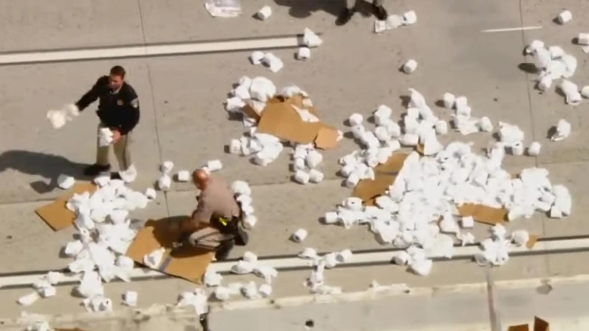 California: la inusual imagen de una calle repleta de papel higiénico