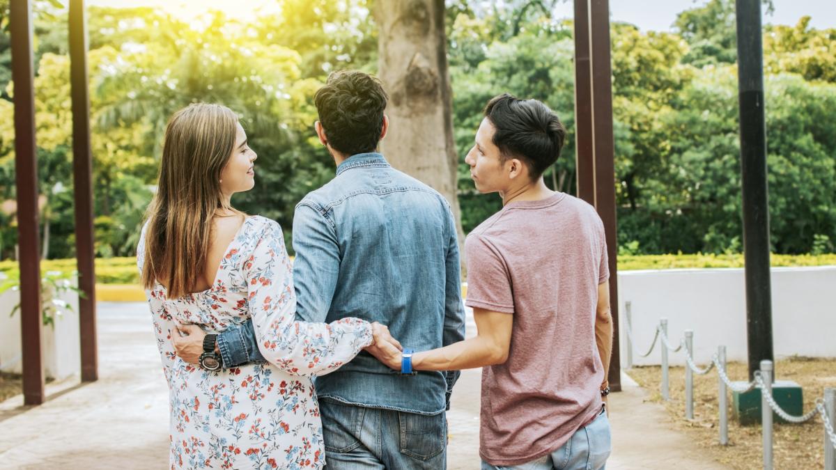 Qué significa que a alguien puedan gustarle 2 personas al mismo tiempo, según la psicología