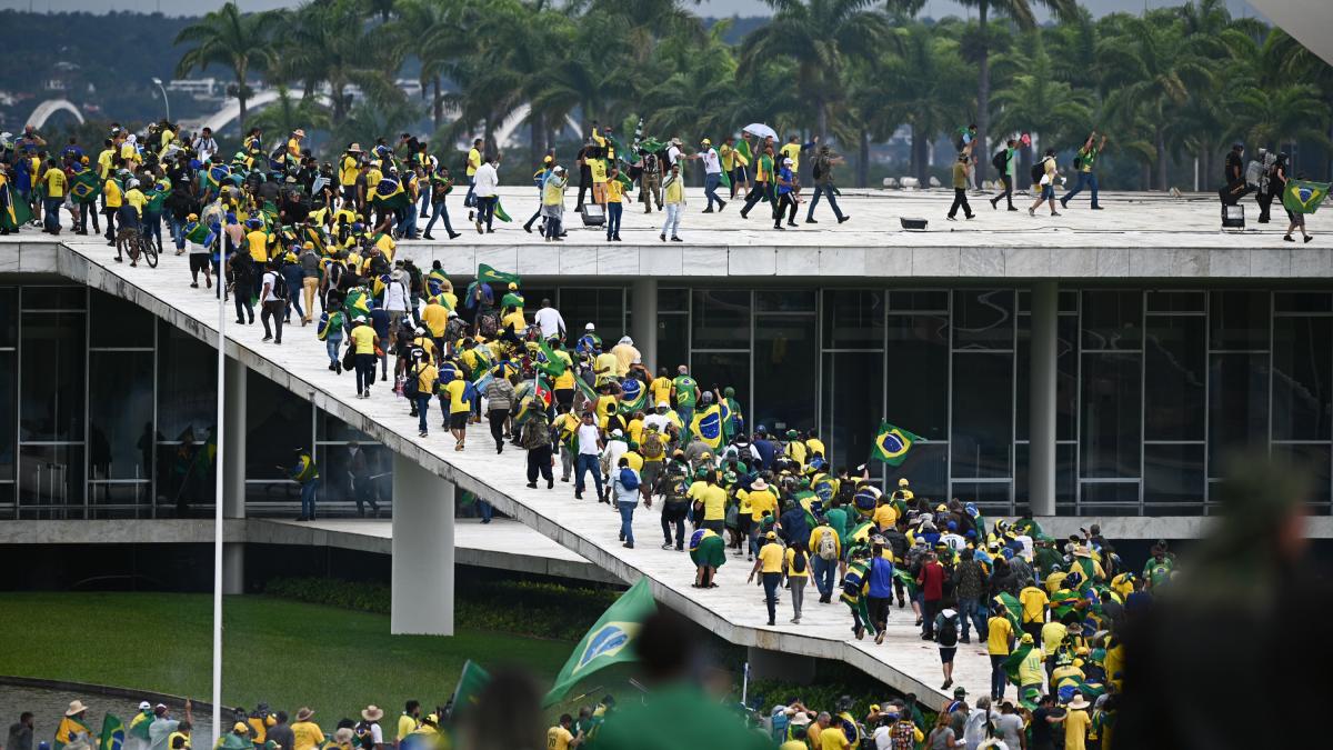 Justicia de Argentina ordena la detención de 61 brasileños investigados por los actos golpistas en Brasilia en enero de 2023