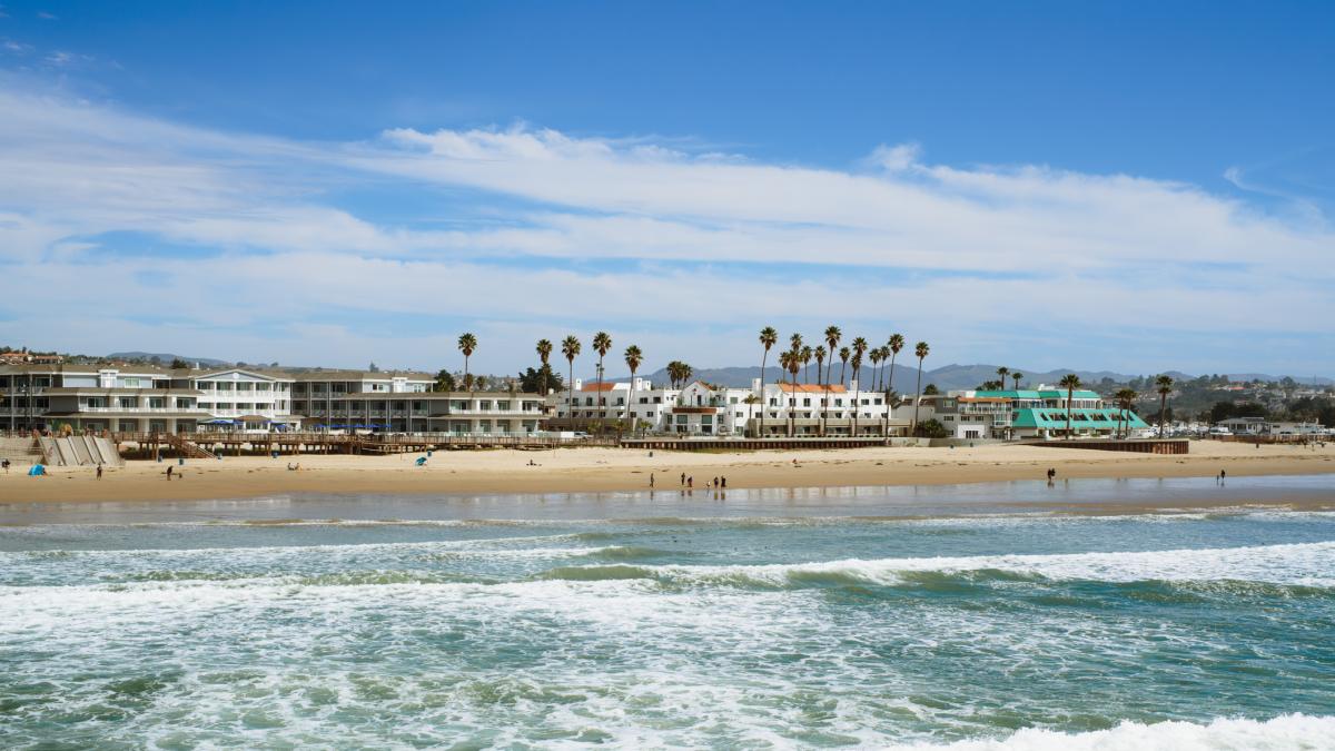 La playa de California donde está prohibido acampar porque hay ‘desechos humanos’