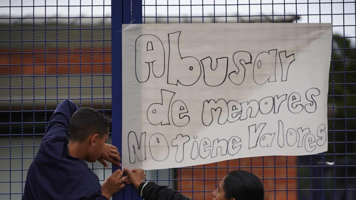 Madre denuncia violación de su pequeña hija en salón de colegio en Bogotá