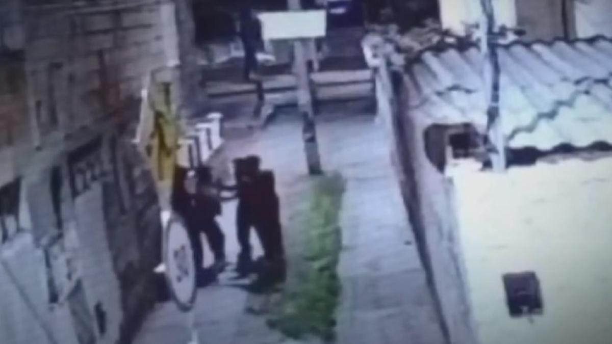 Video | En gavilla, seis hombres robaron a un adulto mayor en Bogotá: ‘Me amordazaron’