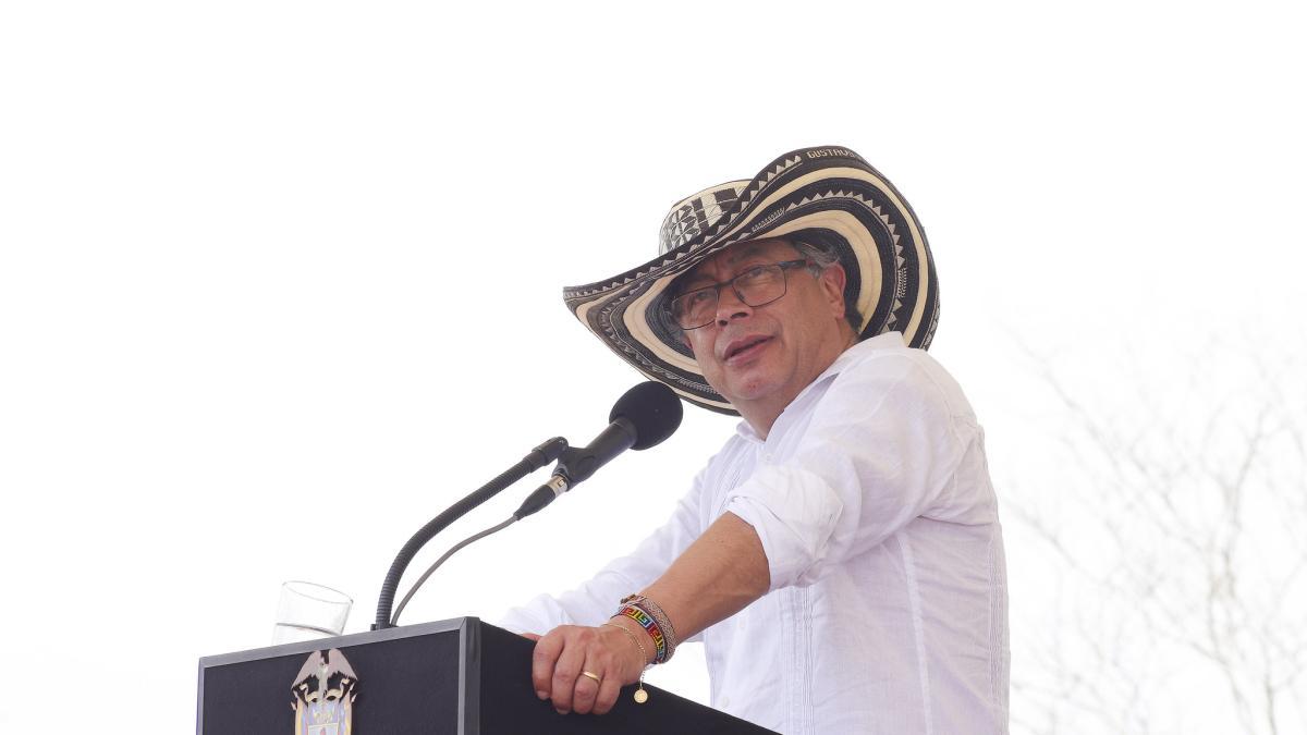 Petro se va en contra de Uribe: lo acusa de no pagar predial en haciendas de Sucre