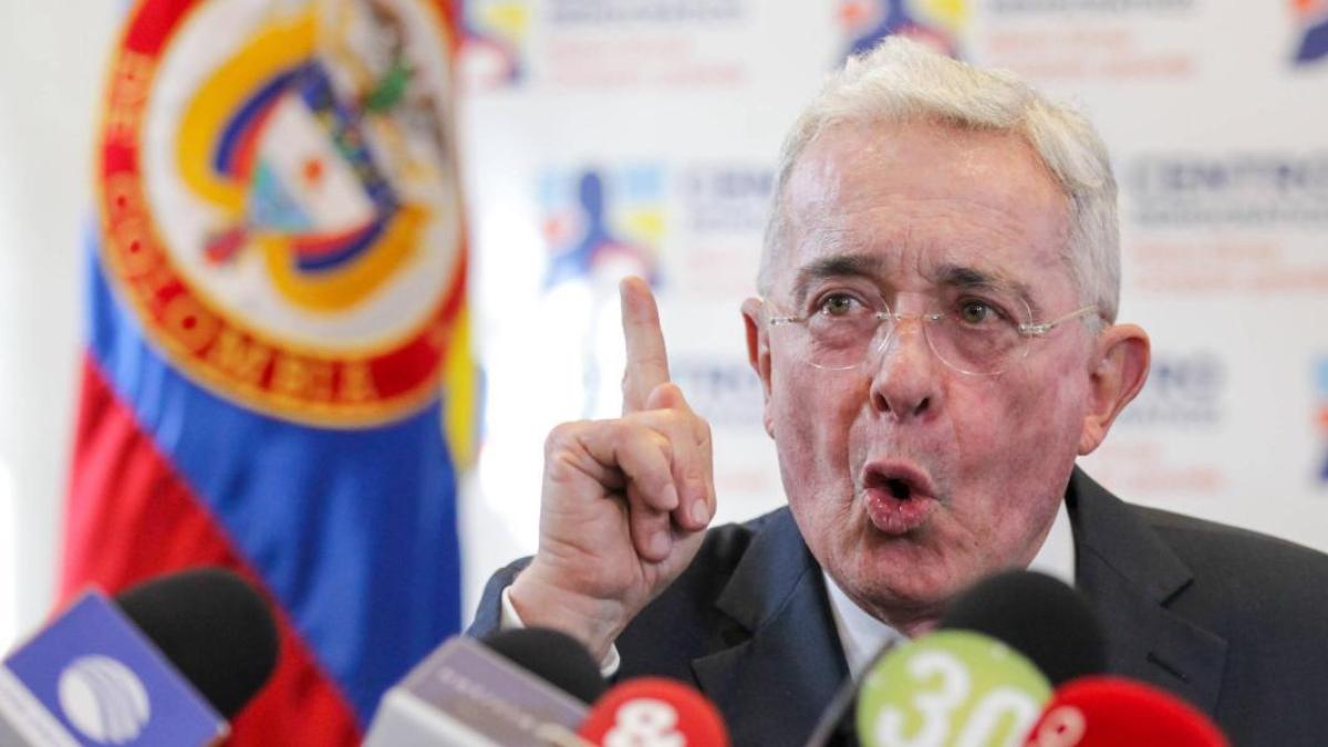 Álvaro Uribe tanıklara rüşvet vermek ve usul sahtekarlığı suçlamasıyla yargılanıyor