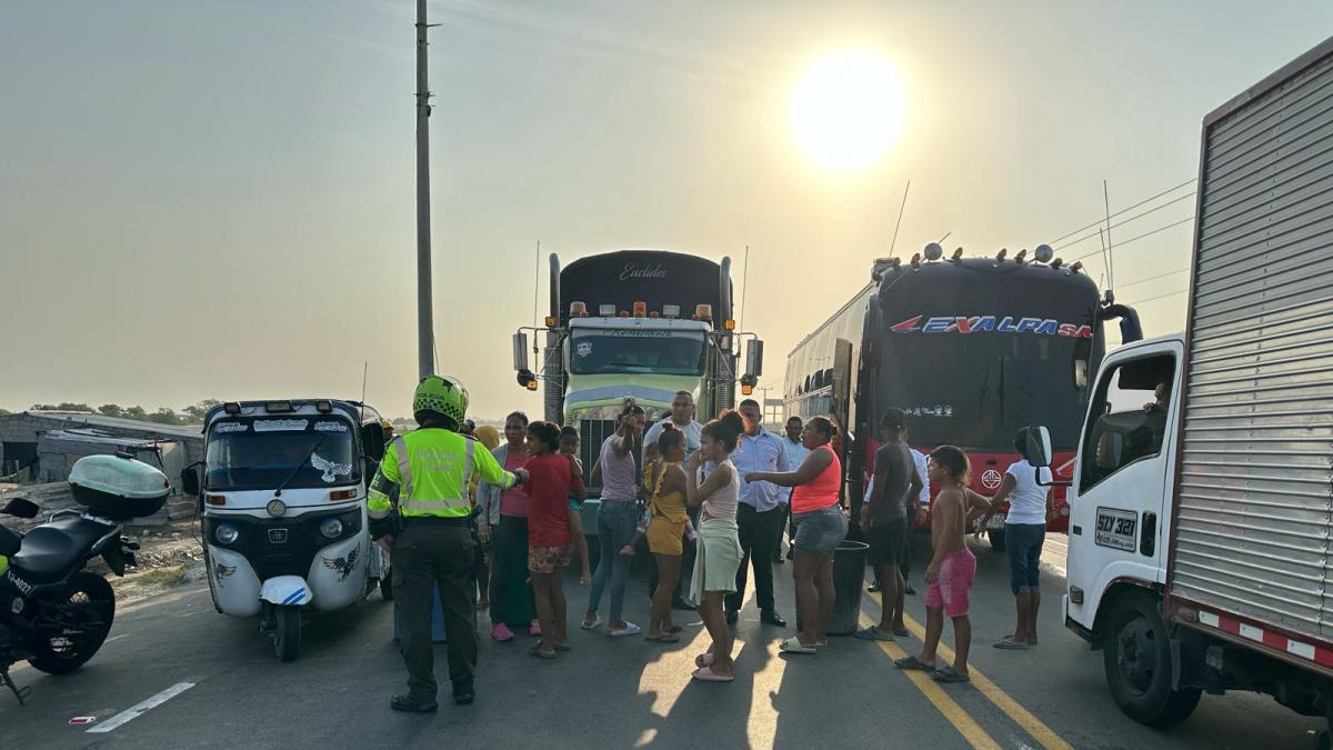 Crisis en la vía Barranquilla - Santa Marta: bloqueos a las puertas de la Semana Santa