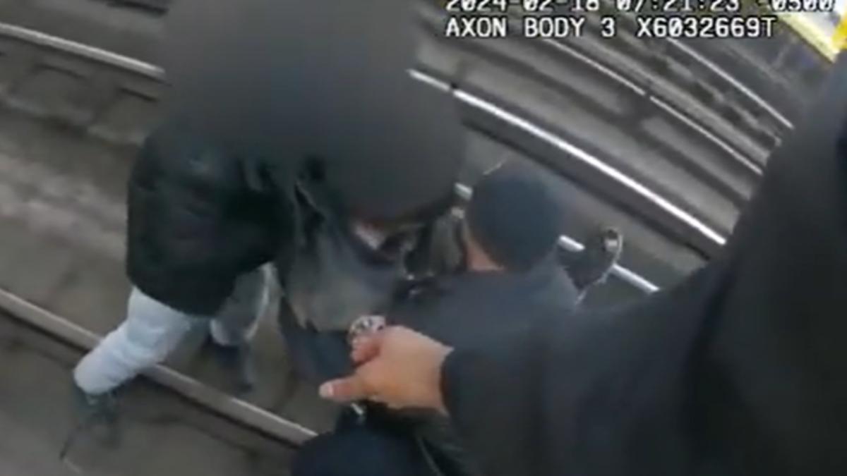 El dramático video del rescate de un hombre en las vías del metro de Nueva York