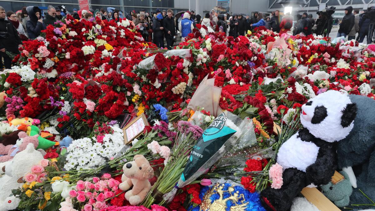 ‘Todo el país está de luto’: Los rusos rinden homenaje a las víctimas del atentado en Moscú